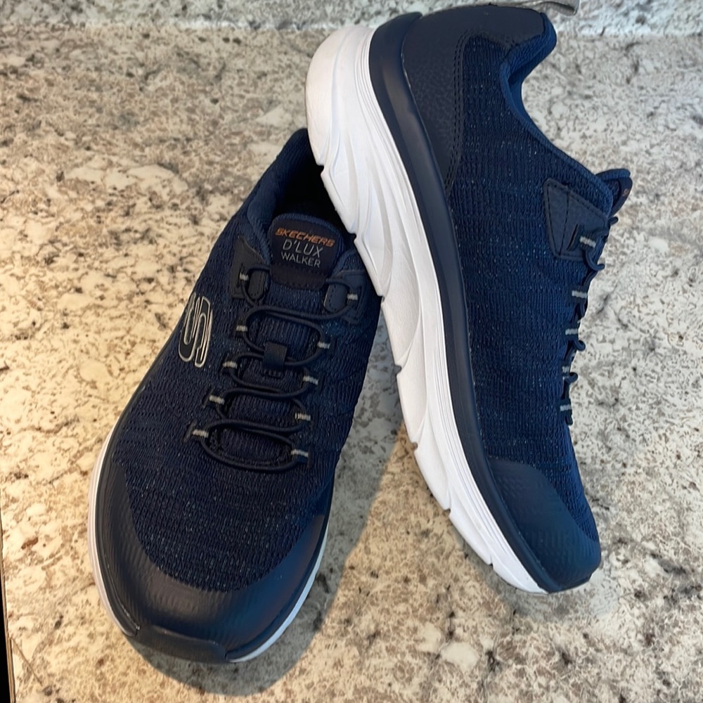 Skechers Men’s 9 Extra Wide D’lux Walker Athletic Shoe.  Navy Blue.